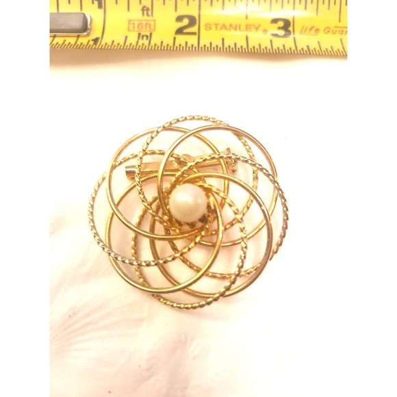 GOLD TONE TEXTURED WIRE SWIRL PIN WITH FAUX PEARL - Picture 1 of 4